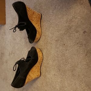 Black wedges
